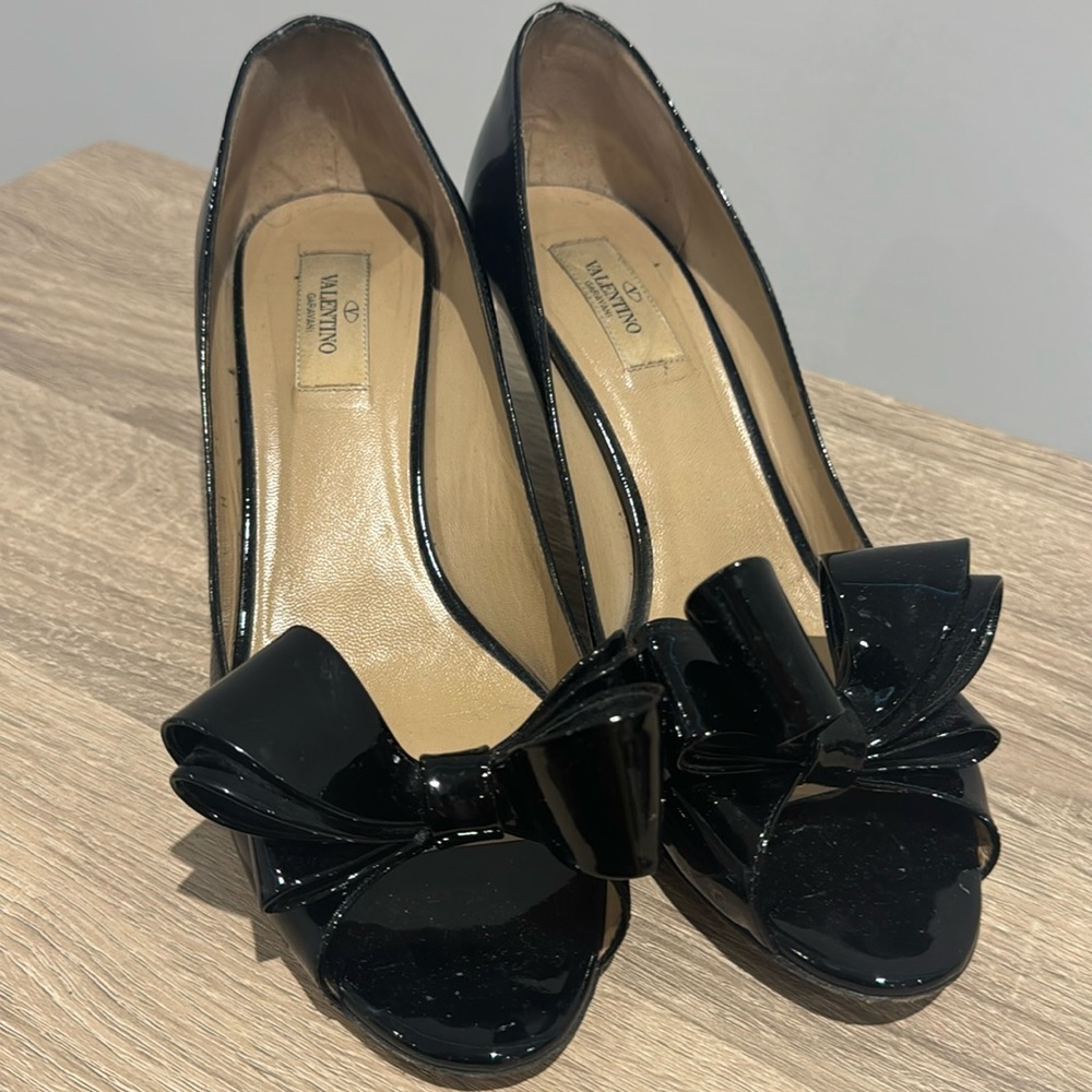 Pre-Owned VALENTINO Black Patent Leather Flat Bow Peep Toe Pumps Sz 40